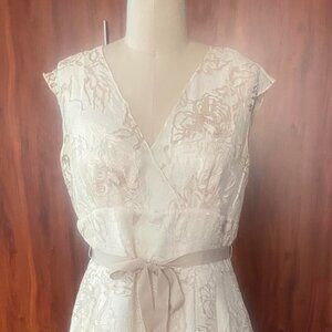 ElegantV-Neck White Floral Lace Cocktail Dress with Sash Belt,.